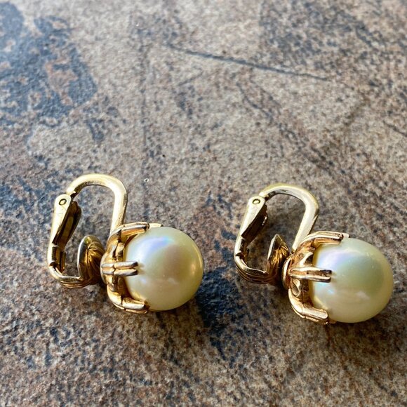 Ciner Clip On Earrings 10K Yellow Gold Pre Owned Faux Pearl Prong Set Signed - Picture 2 of 12